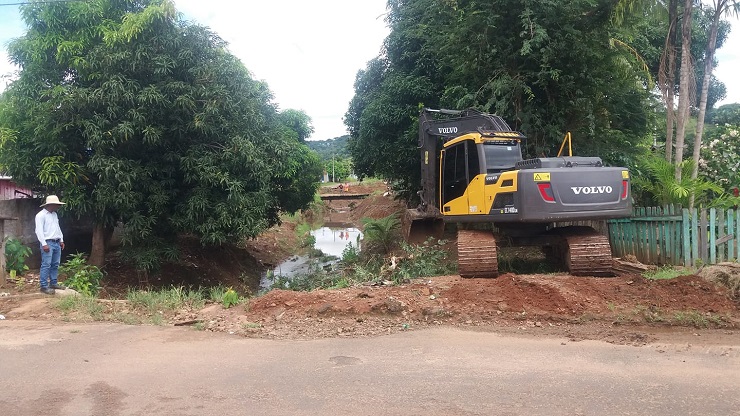 Limpeza de canais na sede do município
